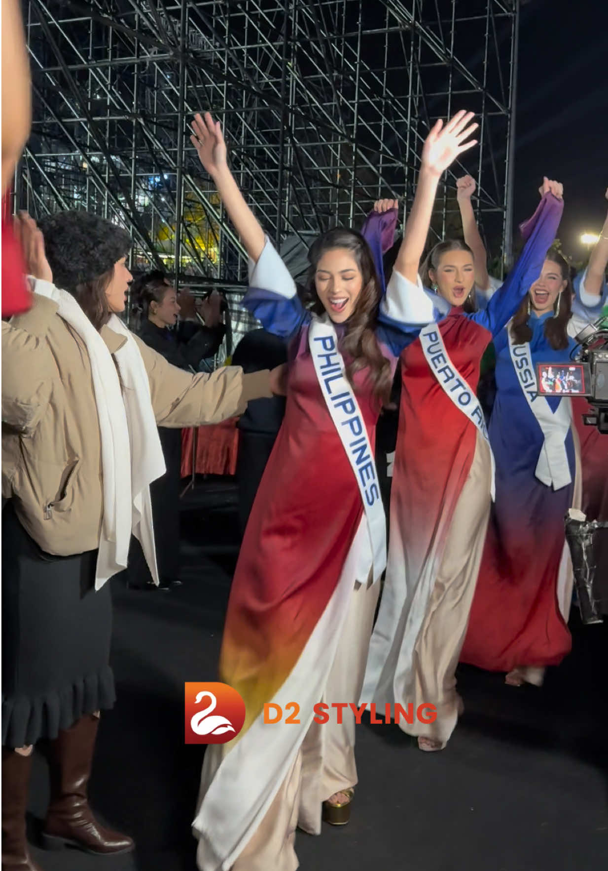 Mở màn World Tea Festival & Carnival Costume Cosmo tối qua trong trang phục áo dài NTK Trần Thiện Khánh, màu trên áo dài lấy cảm hứng từ lá cờ của các nước. #MissCosmo2025 #Aodai #WorldTeaFestival #D2STYLING #FashiondirectorTranDat 