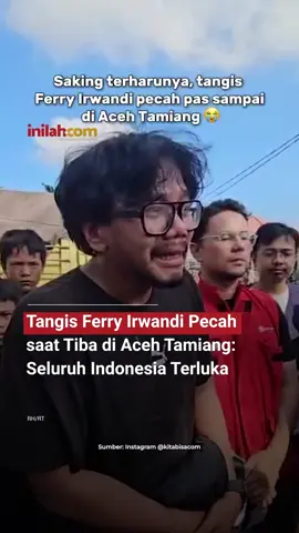 Momen haru menyelimuti kunjungan YouTuber Ferry Irwandi di lokasi banjir Kecamatan Sekerak, Kabupaten Aceh Tamiang, pada Jumat (5/12/2025). Ferry terlihat tak kuasa menahan air mata saat berhadapan langsung dengan warga yang telah terisolasi selama 10 hari tanpa bantuan akibat akses menuju daerah tersebut terputus. Dalam video yang diunggah akun Instagram @kitabisacom, Ferry tampak terisak ketika menyampaikan pesan solidaritas dan dukungan dari masyarakat Indonesia kepada para korban banjir. - Selengkapnya kunjungi website dengan klik link di bio atau download aplikasi di AppStore dan Google Play Store. #inilahNews#BanjirSumatera #Inilahcom #titiktengah #titikcerah 