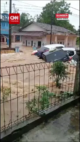 Sejumlah mobil terseret banjir bandang di wilayah desa Curug Luhur, Kecamatan Sagaranten, Kabupaten Sukabumi, pada Rabu (4/12). Peristiwa itu terekam kamera dan ramai beredar di media sosial. Kapolres Sukabumi AKBP Samian mengatakan sejumlah unit mobil yang terseret tengah terparkir pada saat kejadian. Totalnya ada 8. Samian menyampaikan ada seorang pengemudi di salah satu mobil itu, tapi beruntung dia selamat. #frayforsukabumi #banjirsukabumi #cnnnews 