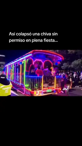 🚍 Las chivas son parte del ambiente de diciembre en Quito… pero no todas son seguras. De 150 que buscaron permiso, solo 85 pasaron revisión. La que se accidentó anoche no tenía autorización, llevaba exceso de pasajeros y una plataforma adaptada sobre maderos que no soportó el peso. 📌 9 heridos 📌 1 hospitalizado 📌 Transporte informal y más barato… pero peligroso. 📽️ @Ecuavisa Noticias / @Ecuavisa  #Quito #FiestasDeQuito #SeguridadVial #ÚltimaHora #Chiva