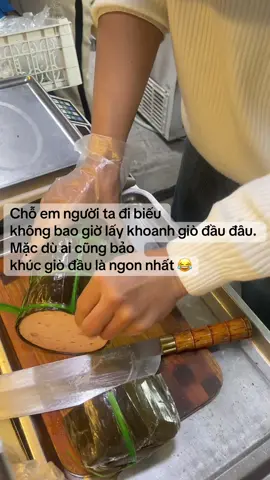 Chỗ em người ta đi biếu  không bao giờ lấy khoanh giò đầu đâu.  Mặc dù ai cũng bảo  khúc giò đầu là ngon nhất 😂#giolua #anhbangio #thucphammanhcuong 