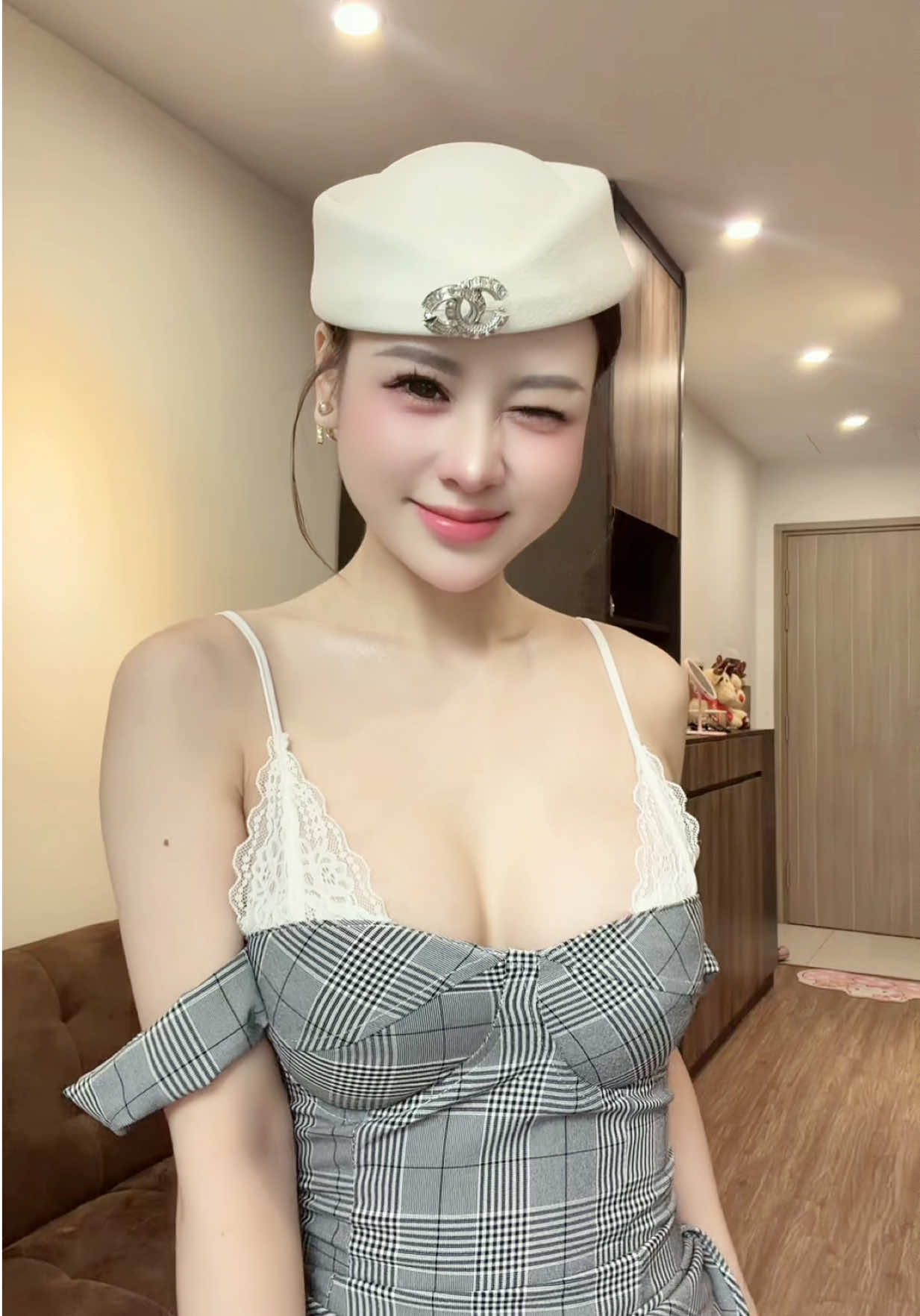 Anh đi mòn đôi tất, mất đôi mươi . Em đẹp đôi mắt, đắt đôi môi 🤭