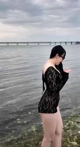 Hết chiến tranh anh về đây mà tắm nước làng em nha 😘