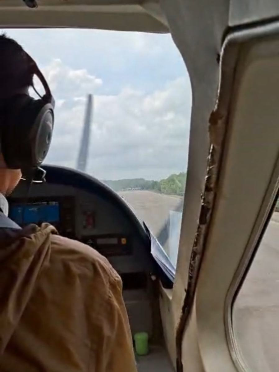 Satu pesawat sudah duluan dan Allhamdulillah, kita juga bisa mendarat dengan selamat