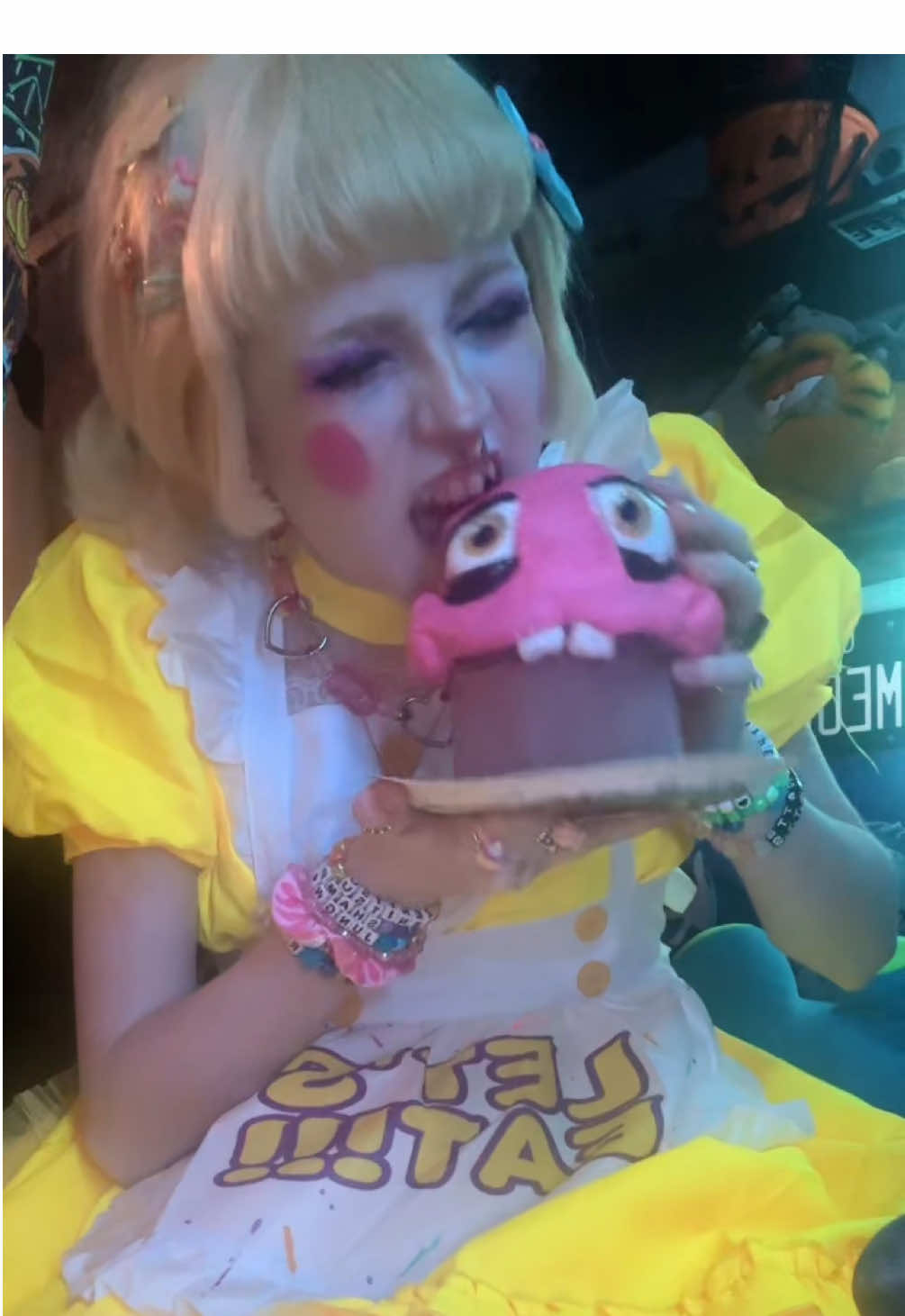 I know the apron says let’s eat and not let’s party cry about it… #toychica #chica #fnaf #fnaf2cosplay #nezukwo 