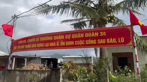 Ngày 06/12/2025, cán bộ, chiến sĩ, học viên Trường Quân sự Quân đoàn 34 tiếp tục giúp các hộ dân của xã Ngô Mây, tỉnh Gia Lai xây dựng lại nhà ở kiên cố, sớm ổn định cuộc sống sau bão, lũ. Tin, ảnh: Công Danh, Trường Giang