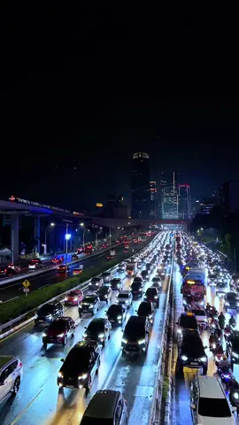 Rutinitas kemacetan dari para pejuang Keluarga . Video nya boleh di ambil, engga follow gpp ko, di izinin. #jakarta #mediawb #foryou #fyp #citylights 