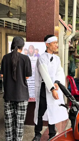 Người chồng thẩn thờ bên di ảnh 3 mẹ con, đợi người thân đến