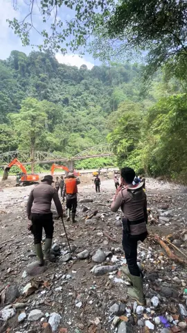 Bertemu “Bunga Raflesia” saat penyisiran sungai mencari korban Galodo Jembatan Kembar., #prayforsumatrabarat #sumaterabarat #raflesia #bungaraflesia #fypシ゚ 
