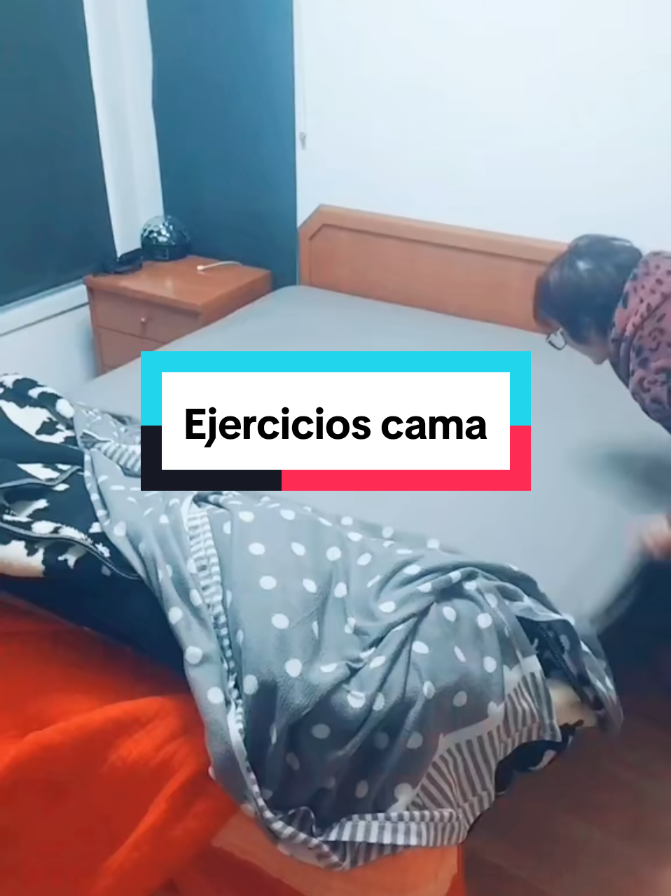 Haciendo ejercicio de buena mañana!! 😃  #cama #humor #estherypunto 