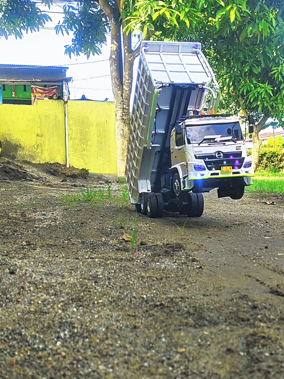 Membalas @miniboot32 😉👍 #promomakanharian #nandaminiatur #fyyypppppppppppppp #viraal #Rc #hino500 #livehighlights #dump 