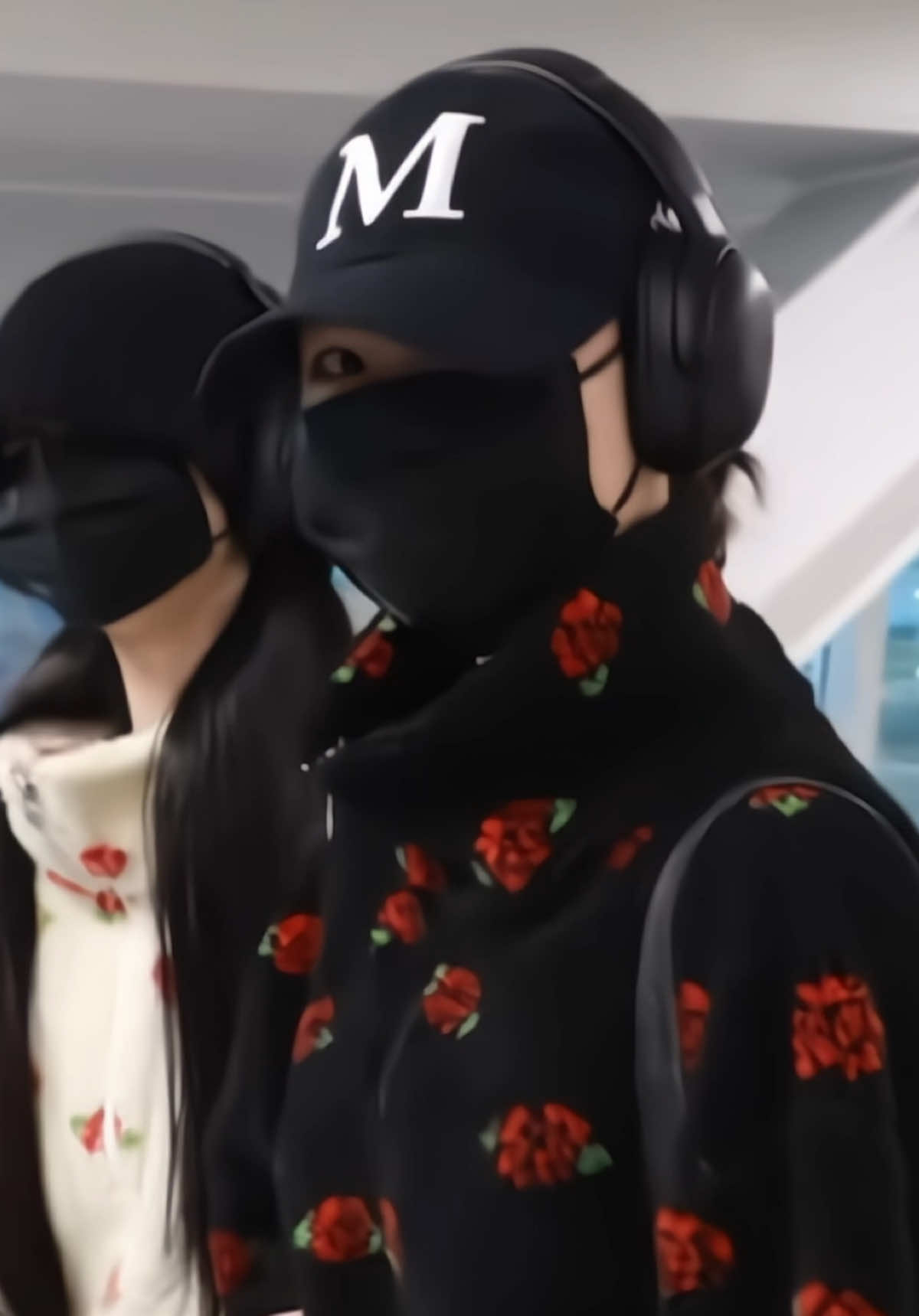 lucu banget sampe ke sepatu2nya kembaran 🤣 Juun baju secute apapun tetep ya milihnya item 😂 #JUUN #IAN #hearts2hearts #H2H #주은  cr. newsen youtube