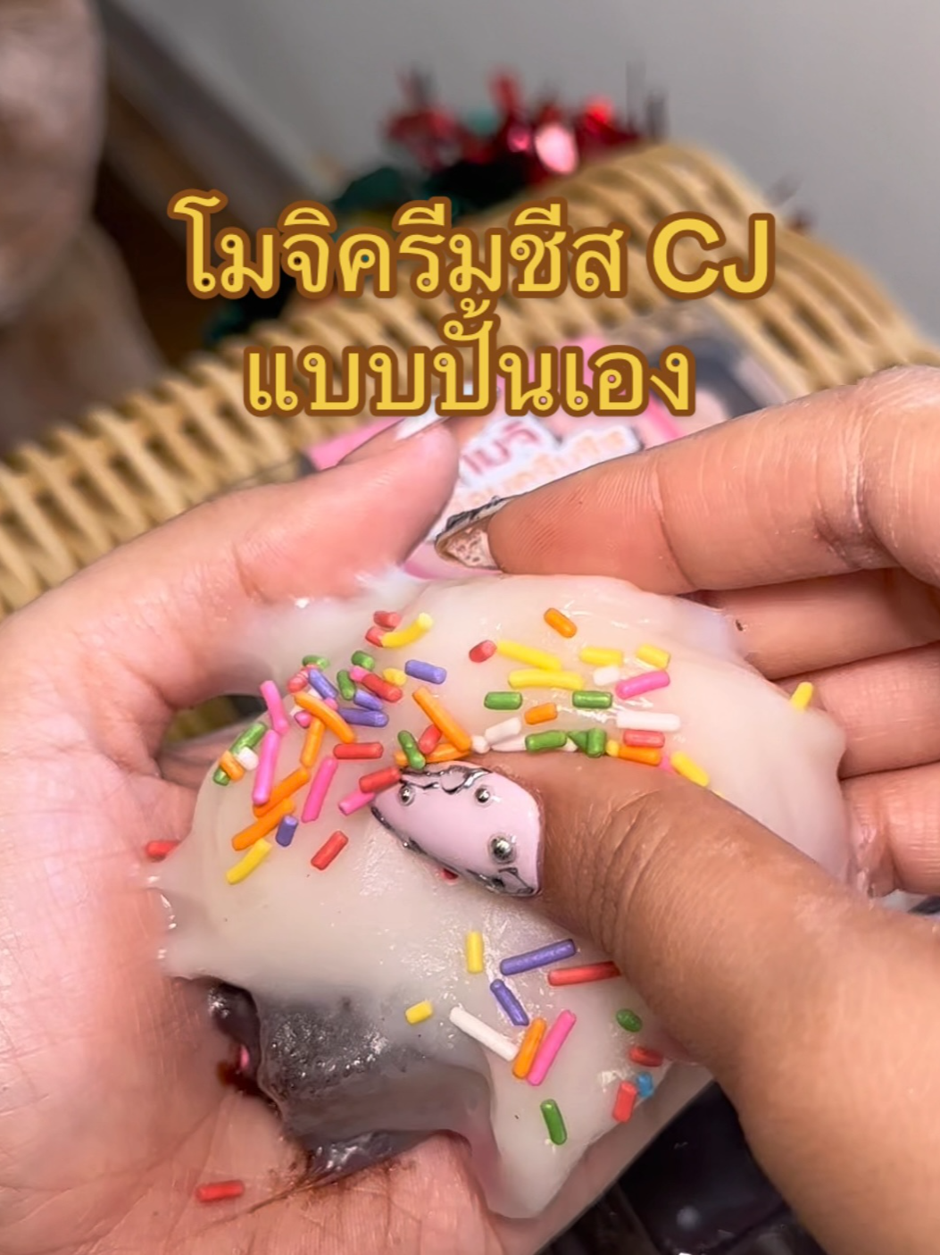 #ใหม่ โมจิครีมชีสทำเอง CJ แบบปั้นเอง DIY ได้เต็มที่! 😋 ไปเดินซีเจแล้วเห็นพอดี หยิบมาแบบไม่คิดเลยละ ไอเลิฟโมจิครีมชีสมาก แล้วอันนี้แบบปั้นเองสวมบทแม่ค้า แนะนำให้แช่เย็นก่อนปั้นน้า แล้วไส้จะมีครีมชีสสตรอว์เบอร์รี 🍓 ช็อกโกแลตกานาช 🍫 บราวนี่ เยลลี่ เกล็ดเรนโบว์ เราปั้นใส่ไส้ไปหมดเลยลูกใหญ่มากทะลักเลย แป้งนุ่มมากหวานนิด ๆ กินกับไส้ก็คืออร่อยมากกไปลอง 💵 ราคา 55.- / กล่อง 📍ซีเจ มอร์ #อีทเฮียร์ #EatHere #อีทรีวิว #ซีเจมอร์ #โมจิครีมชีส