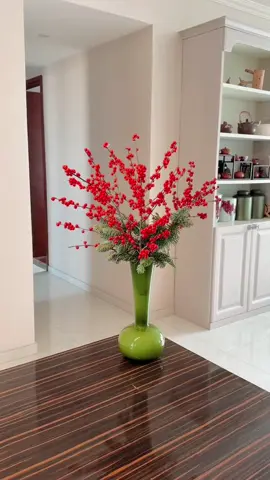 🎆🎆 Đào đông quả căng mọng dày chi chít cắm cùng cành thông có không khí giáng sinh lắm. Các Chị cũng thử mix hai loại xem sao nha ☃️ #camhoatainha #hoadepmoingay #hoatrangtri #noel #caythongnoel  