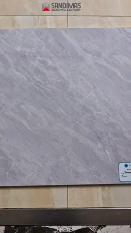 Hai Sandipeeps! ✨ Perkenalkan, koleksi terbaru dari Sandimas: Fiorentino Light Grey dengan finishing glazzed polish yang bikin ruang tampil lebih elegan dan berkelas. 📏 Luasan: 1,44 m² 📦 Isi per dus: 4 lembar Upgrade ruangmu dengan kilau halus yang modern dan timeless. 🤍 #Sandimas #Granit #NewArrival #JawaTengah #designinterior 