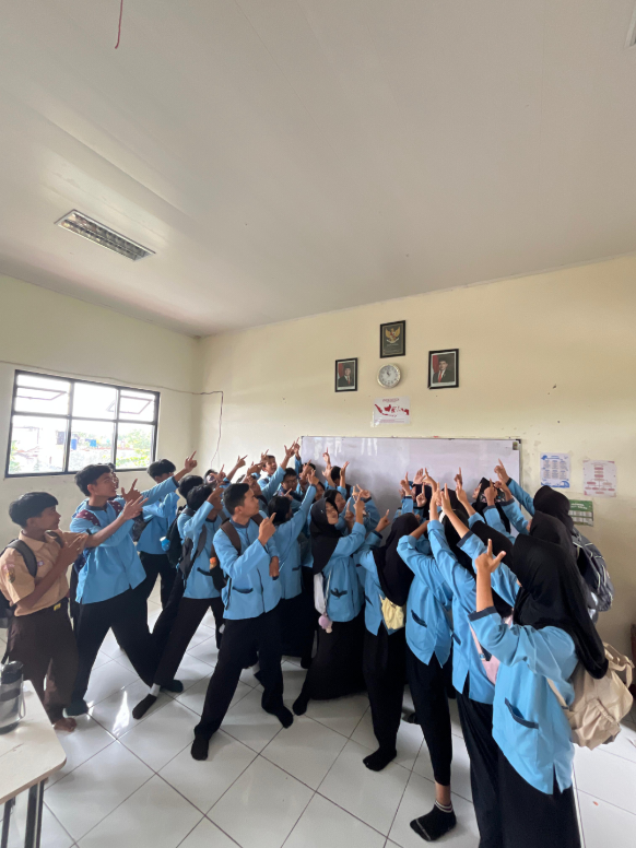 tinggal tabletnya yang belumm, hhe😁 @partaigerindra @gibran_rakabuming  #smartboard #mbg #smpn3serba #fyp #trendkelas 