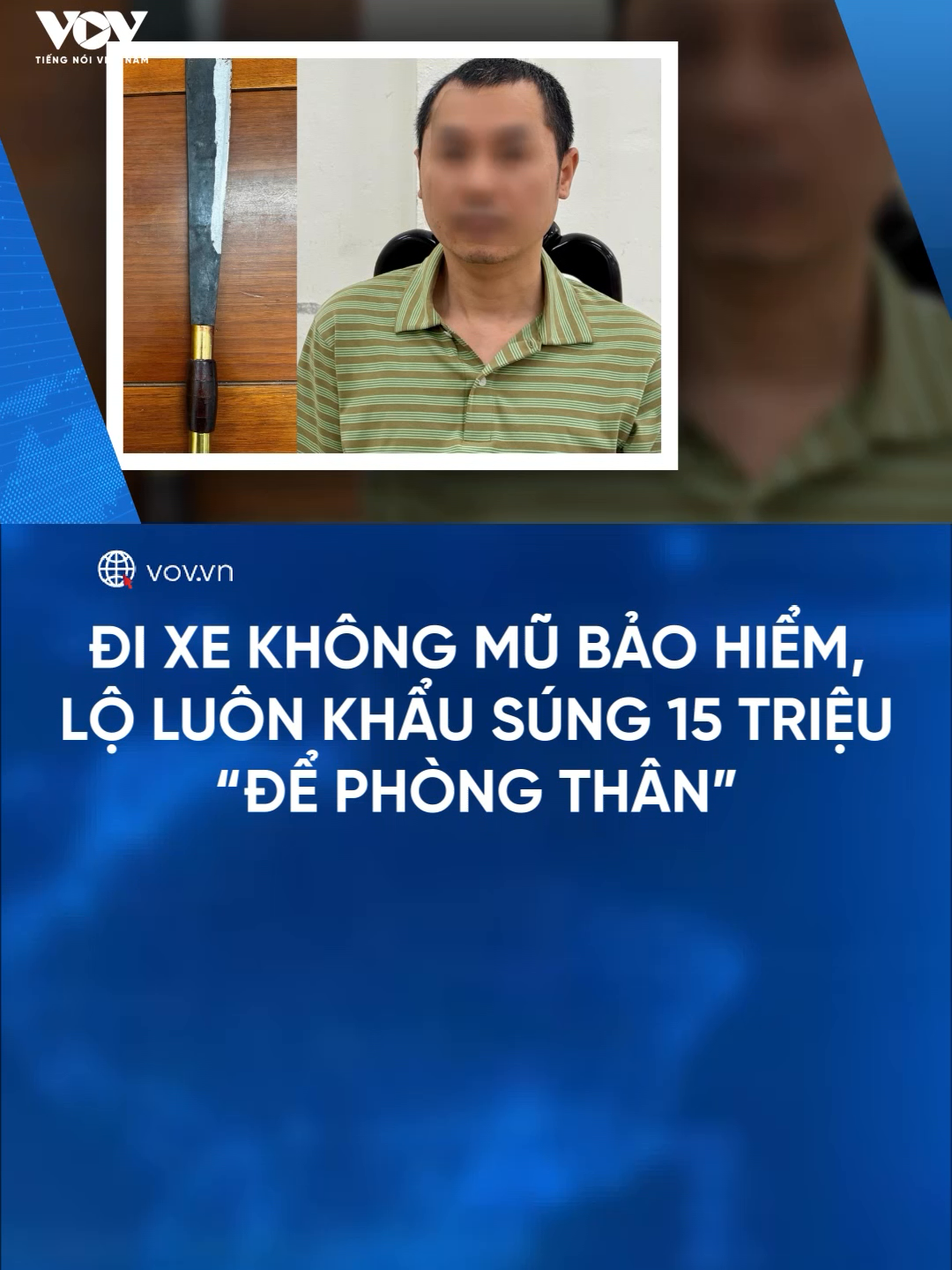 Đi xe không mũ bảo hiểm, lộ luôn khẩu súng 