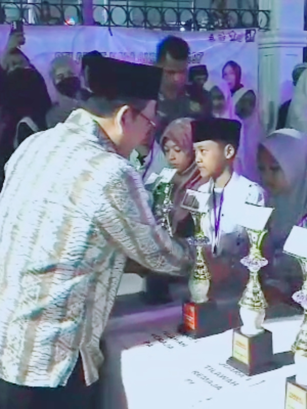 Penyerahan Piala Oleh Wakil Bupati Lebak #pawaimtq2025 #mtq #mtq2025 #juara1 #juara2 #juara3 #fypシ゚ #lebak 