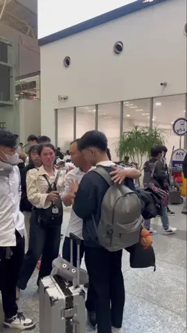 Lần đầu con đi xa nhà, lần đầu con bước vào đời, lần đầu con rời xa vòng tay ba mẹ. Tuy không nỡ nhưng con phải đi, đi lo cho tương lai của con, đi cho ba mẹ đỡ khổ... Có những con đường bạn phải đi một mình, không phải là cô đơn đó là sự lựa chọn của chính minh....#xh #유학생🇰🇷🇻🇳 #2007 #xaque #nhobomeratnhieu 