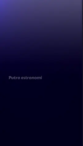 Warna asli Matahari itu putih bukan kuning atau merah. Karena kalau dilihat langsung dari luar angkasa (tanpa atmosfer Bumi), cahaya Matahari itu ngandung semua warna spektrum cahaya secara seimbang dari merah sampe ungu yang kalau digabung jadi warna putih terang. Dari Bumi kelihatannya bisa kuning, oranye, bahkan merah karena atmosfer Bumi yang ngefilter cahaya dari Matahari. Waktu Matahari lagi tinggi-tingginya di siang hari, cahaya lewat atmosfer yang tipis jadi warnanya masih mendekati putih-kuning. Tapi pas pagi atau sore, sinar Matahari lewat atmosfer lebih tebal dan panjang. Warna biru dan ungu lebih banyak dipencar ke segala arah, sedangkan warna merah-oranye tetap lurus ke mata makanya kelihatannya merah/oranye. Ini yang disebut scattering alias hamburan Rayleigh.#astronomi #space #faktamenarik #putraastronomi #fyp 