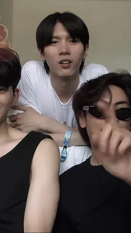 เป็นร้อนในกันทั้งวง @ppnaravit @Chen Joong @Santa @Thanaboon Kiatniran #Santapp #aou_tnbknr #ppnaravit #chen_rcj 