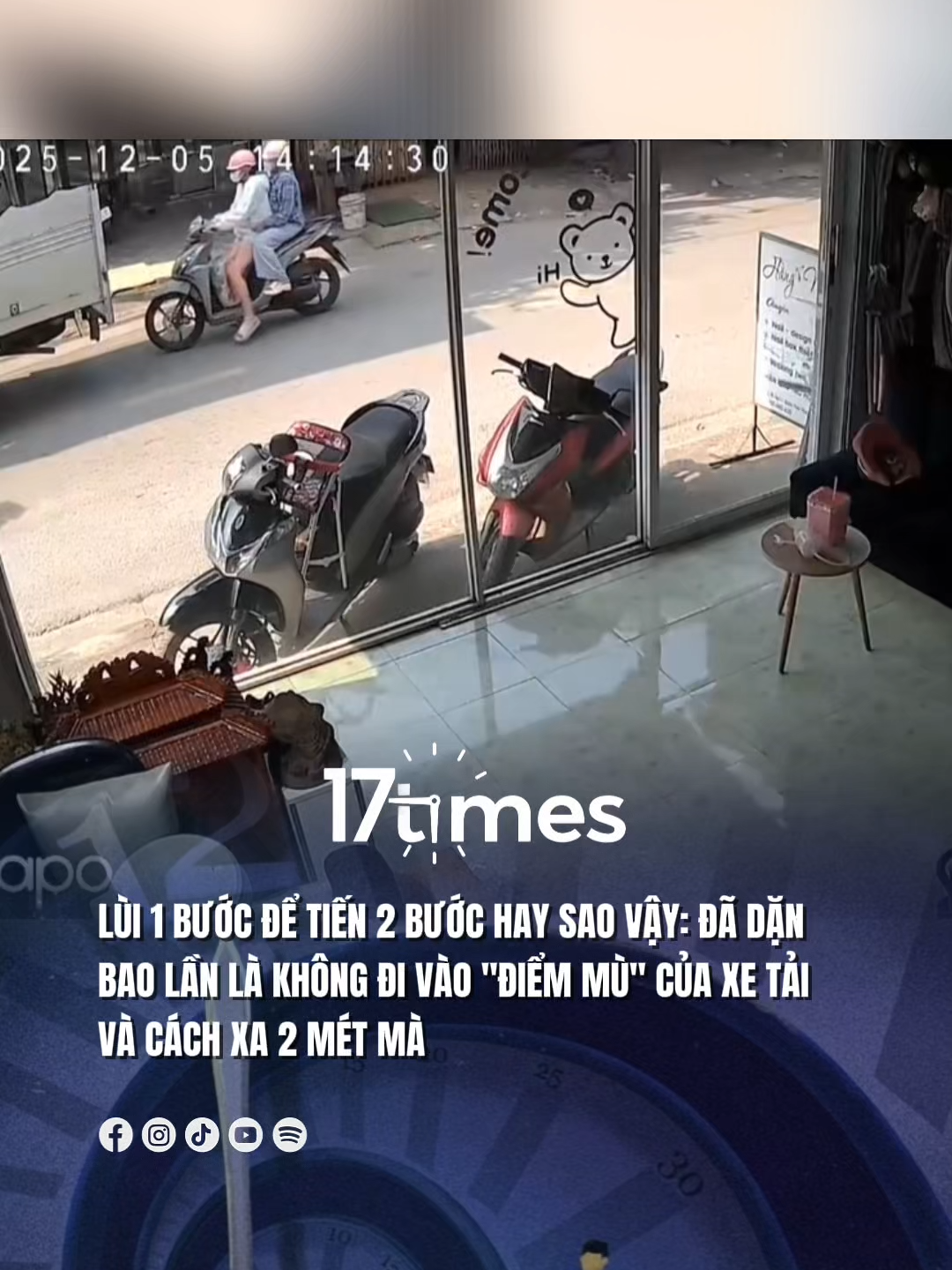 Đã dặn bao lần là không đi vào điểm mù của xe tải và cách xa 2 mét mà #17times #17network #tinhhuongiaothong #csgt #congan #tinhhuongcuocsong #vachamgiaothong #xetai #fyb #xh