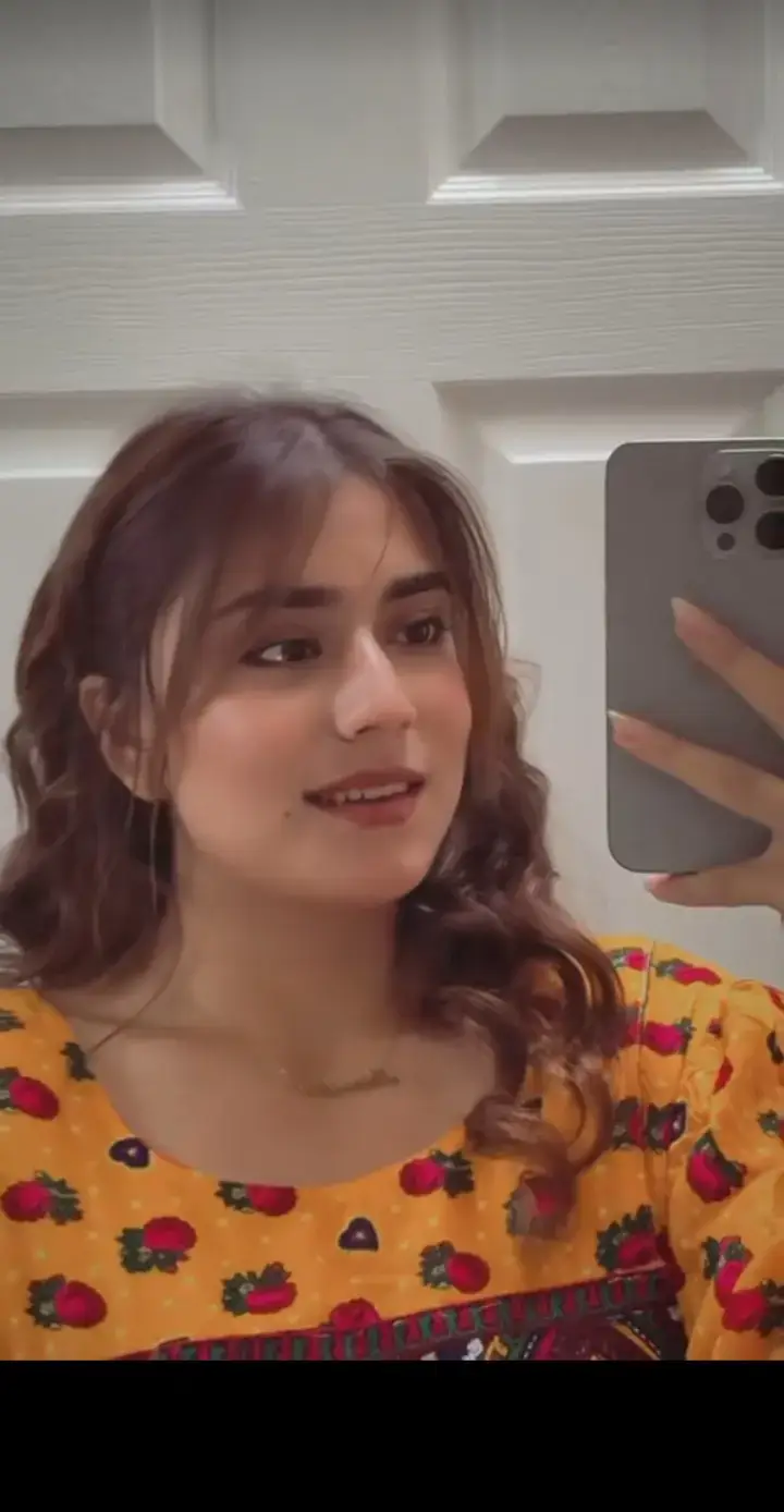 زه لیوانی د خپل اشنا غمونو کرمه کم په لو به زمه یاره کمه کم په لو به زمه یاره کمه که لیوانی در پسی په نه شمه یاره کمه کم په لو به زمه یاره کم په لو به زمه د زړه سودا به می تر عمره پوری وینه کم په لو به زمه یاره کمه زه لیوانی د خپل اشنا غمونو کرمه کم په لو به زمه یاره کمه کم په لو به زمه یاره کمه د لیوانی شه په دی راشه یار دی کمه کم په لو به زمه د لیوانی د ملکه چا شرلی دینه یاره کمه کم په لو به زمه یاره کمه زه په قطار د عاشقی کی او دریدمه_یاره کمه کم په لو به زمه زه لیوانی د خپل اشنا غمونو کړمه کم په لو به زمه یاره کمه سوی به یم سوی به گرزمه یاره کمه کم په لو به زمه سوی به والم سوي زړونه به داغمه یاره کمه کم په لوری زمه