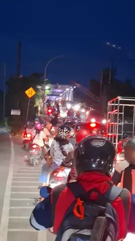 macet panjang di jembatan sambaliung. ada yg masuk camera ga nih 😅#jembatansambaliung #beraukaltim #sambaliung #berau #macet 