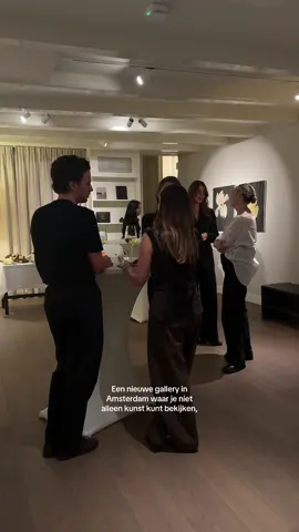 Tip voor december! Adres: Singel 395 in Amsterdam (Two Story) BONNIEBARLAG.COM #amsterdamguide #artgallery #specialtycoffee #interiordesign #designtok @L’AGENCY 