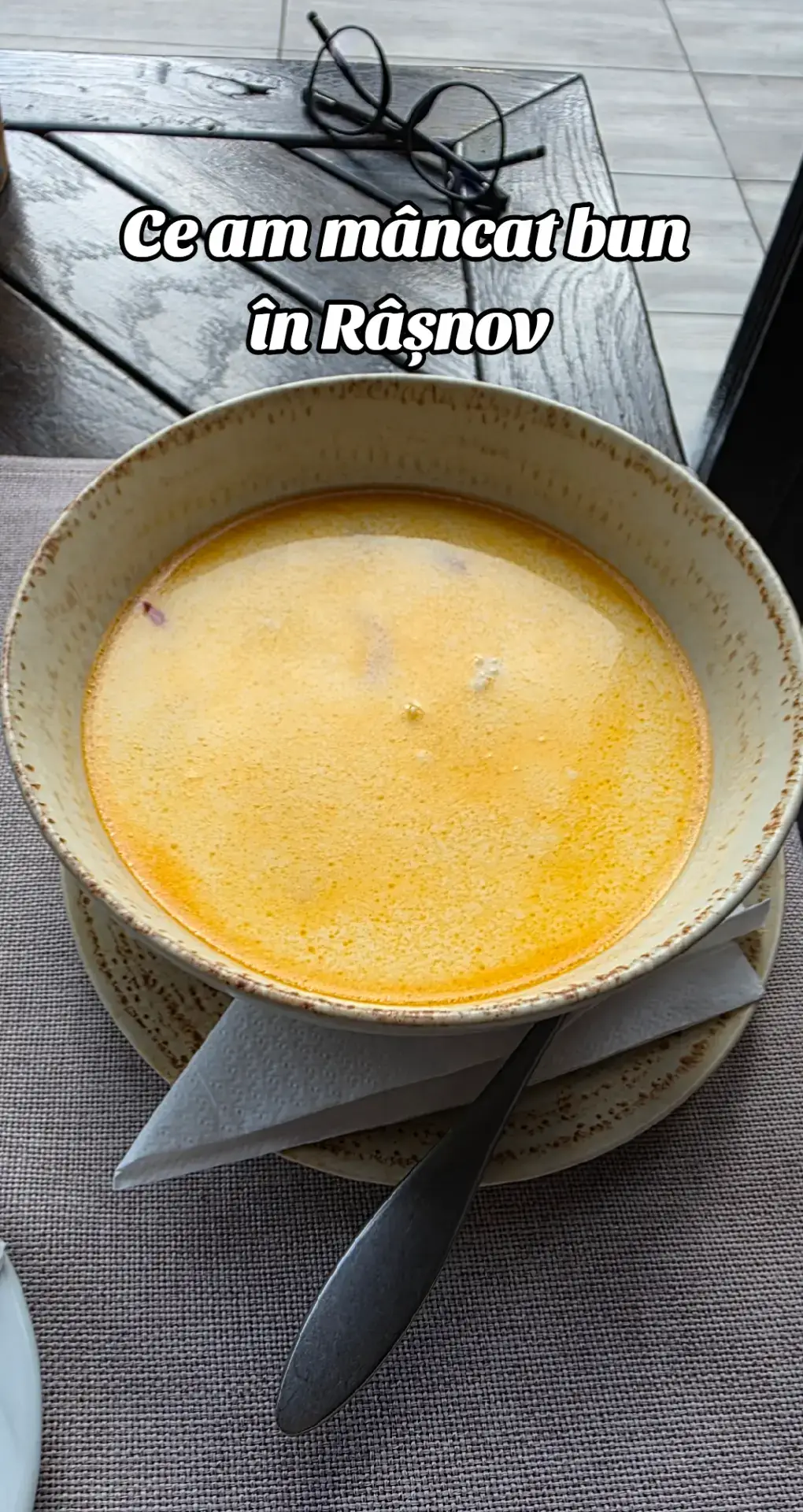 Nu ne-am propus să ajungem la Sergiana și nici nu știam că au o locație deschisă în Râșnov...însă mă bucur că am făcut-o. Ne-a plăcut totul. Locația arată minunat, ca o cetate recondiționată. Înăuntru mesele și scaunele sunt din lemn masiv. Toaletele sunt lucrate în același stil. Am avut norocul să prindem puțin din magia Crăciunului, fiind deja decorată pentru sărbătoare. Băiatul care ne-a servit a fost prompt, rapid și cu bun simț. Am primit o pastă de jumări și un coșuleț cu pâine din partea casei. Ciorbele au venit imediat și au fost delicioase. Felul doi a venit la scurt timp. Tot ce am mâncat a fost foarte bun. Prețurile sunt puțin mai mici decât în Constanța. Vom reveni cu drag. @Sergiana Grup  #rasnov #FoodLover #FoodTok #mancare #travel 