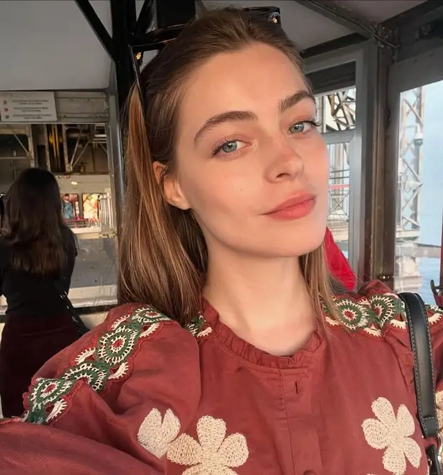 مينی دې ستې کړم راغلې په ايرو واس می په ايرو کښی لاس واه چی باد مي اوړینه سته دا مخ پتنګ يمه چی سوازیدامه هلته نه وي ما نه چی چاپیر شو ستا دا هيجر اور مينی دا پتنګ کړم نه می کاو شور رورو راپیدامه   او رورو شغیدامه زړه کښی می ارمان سته دا غجب رورو  واس می په ايرو کښی لاس واه چی باد مي اوړینه سته دا مخ پتنګ يمه مينی دې ستې کړم راغلې په ايرو واس می په ايرو کښی لاس واه چی باد مي اوړینه سته دا مخ پتنګ يمه ته به می نه ګوری په سترګو ته دا ډیره کبره ځکه چی ايره یم هغه رنګ می نیشته خاورو کښی سپیره يم زان می نخلاوالی سته په جمی اوری باد به می يو نسی ياره سته دا دار وازی  واس می په ايرو کښی لاس واه چی باد مي اوړینه سته دا مخ پتنګ يمه مينی دې ستې کړم راغلې په ايرو واس می په ايرو کښی لاس واه چی باد مي اوړینه سته دا مخ پتنګ يمه غشقان لګ مغشوقی ډیری ستا په شان بل زمه په شانتی بل به نه وې ته  سانی ليلا ايي زه سانی مجنون يمه خه دا  چی شهید کړمه ستا زد په مندارو واس می په ايرو کښی لاس واه چی باد مي اوړینه سته دا مخ پتنګ يمه مينی دې ستې کړم راغلې په ايرو واس می په ايرو کښی لاس واه چی باد مي اوړینه سته دا مخ پتنګ يمه #unfrezeemyaccount  #varilvide  #likeproblem  #foryoupage  #fowello 