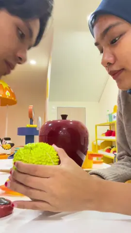 Ini mak bapak yg main ye