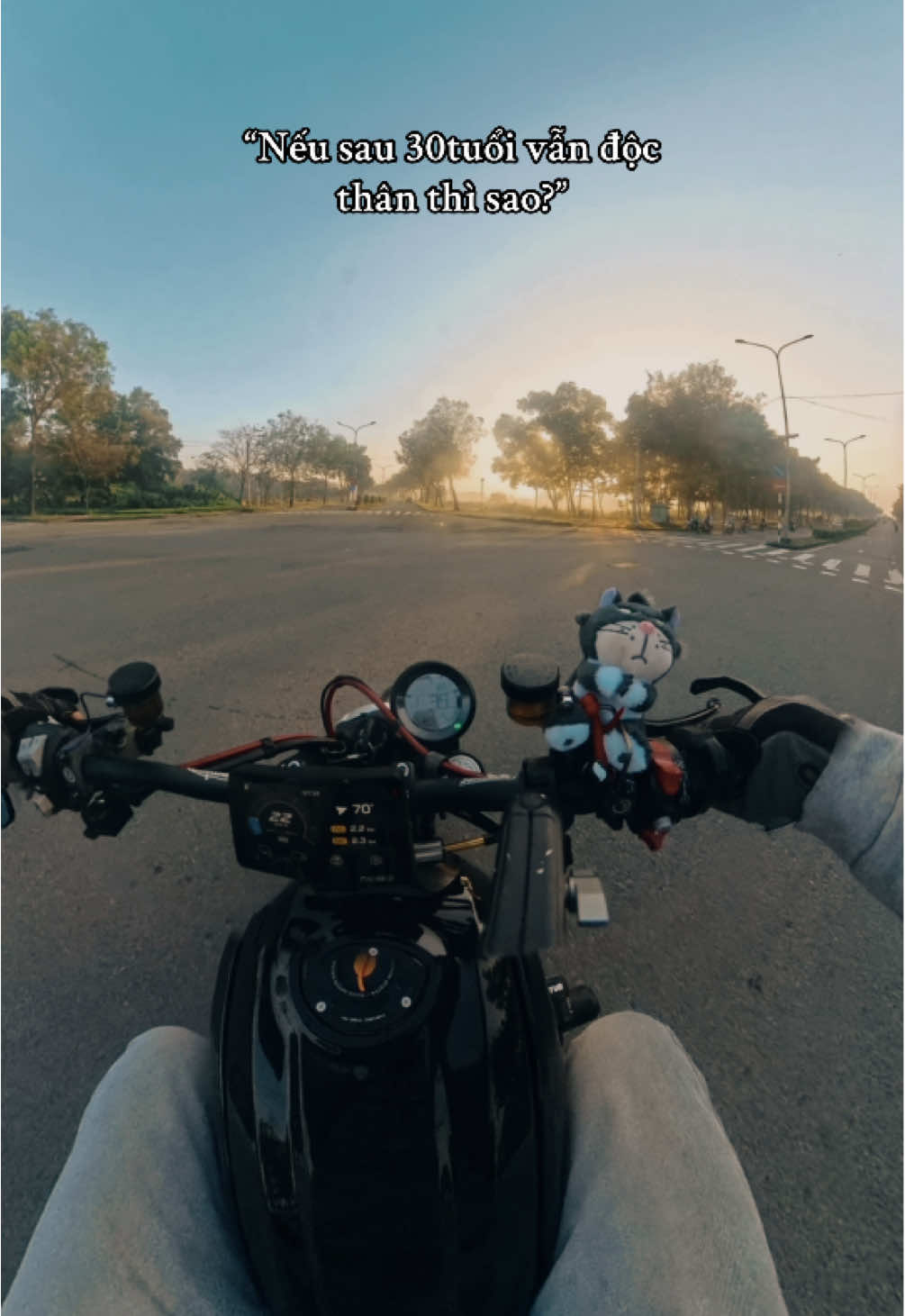 Mình kết hôn chỉ để làm vui lòng cha mẹ nhưng rồi lại sống trong đau khổ, thì điều đó mới là bất hiếu. Còn khi mình thật sự sẵn sàng, trưởng thành và hạnh phúc với lựa chọn của mình, thì dù mình có cưới hay không — đó đều là hiếu với cuộc đời mình và với ba mẹ. Via : facebook #typ #scrambler #icon800 #ducatiscrambler #fyp 