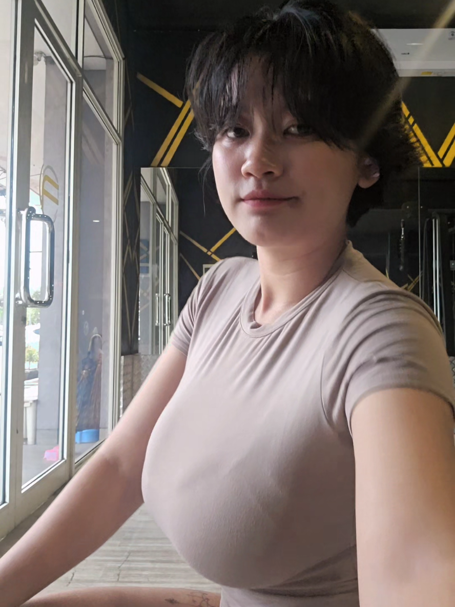 tadinya mau joget tpi ada orang turun tangga 😭 #gym #gymoutfit #gymgirl #manhwa 