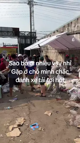 toàn đồ uống, sữa đặc , mỳ....sao lại bỏ đi nhiều vậy nhỉ, 1 góc nào đấy HCM