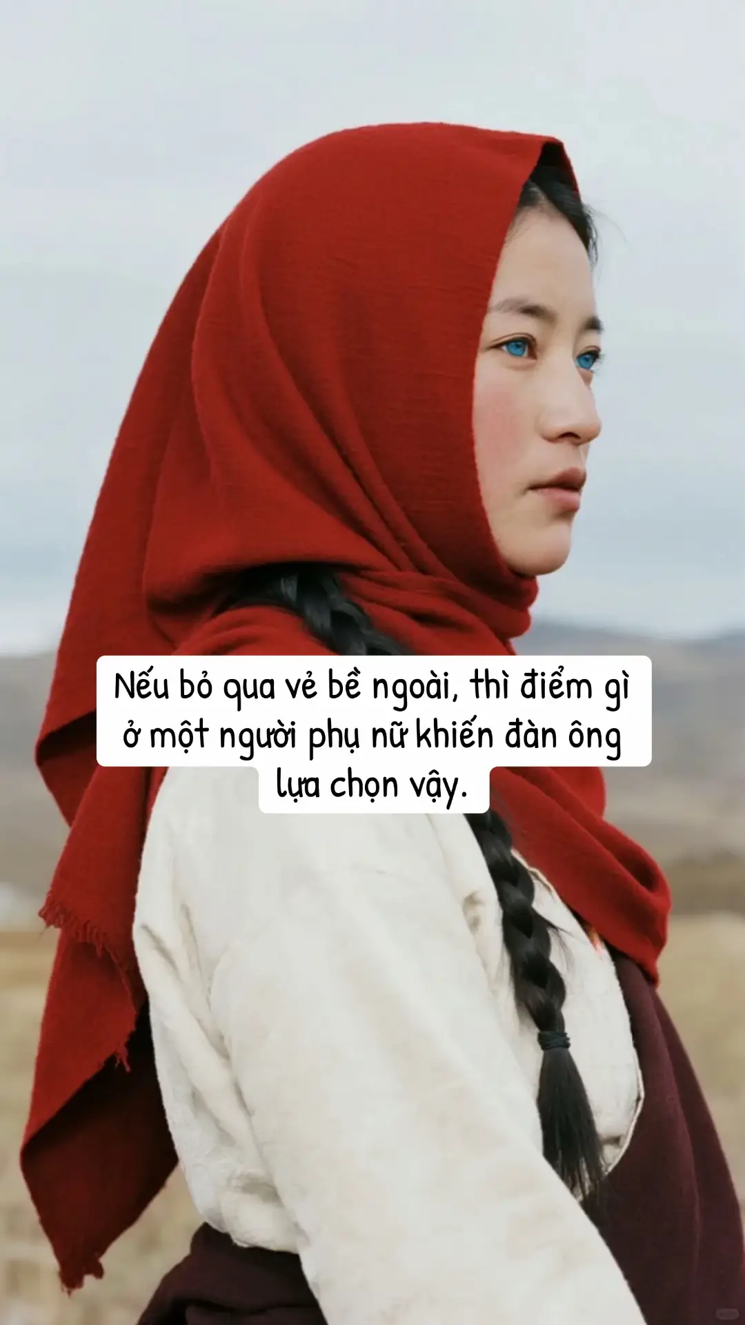 Người ta vẫn hay nói đàn ông yêu bằng mắt. Đúng, nhưng đó chỉ là lúc ban đầu. Còn để họ chọn một người đi đường dài, thì ưu tiên lại là đặc điểm nội tâm. Bởi nhan sắc rồi cũng phai, nhưng điều khiến đàn ông muốn nắm tay một đời luôn là những điều không nhìn thấy được bằng mắt, chỉ cảm được bằng trái tim. 1. Sự bình yên của cô ấy khiến đàn ông muốn trở về Không phải cô ấy nói điều gì, mà là ở cạnh cô ấy, anh thấy lòng mình dịu xuống. Một người phụ nữ có nội tâm yên lành giống như ánh đèn nhỏ cuối hành lang dài đàn ông nhìn thấy là muốn về, dù ngoài kia có bao nhiêu nơi rực rỡ hơn. Bình yên là thứ đàn ông không nói ra, nhưng luôn tìm kiếm. 2. Cách cô ấy lắng nghe, không phán xét, không chen ngang Đàn ông ít khi bộc lộ cảm xúc, nhưng họ sẽ mở lòng với người khiến họ không sợ bị đánh giá. Cô ấy không cần giải quyết vấn đề giúp họ, chỉ cần nghe bằng một trái tim không vội vàng, là đã khiến họ thấy được tôn trọng. Và đàn ông luôn ở lại nơi họ được tôn trọng. 3. Sự dịu dàng nhưng không yếu đuối Một người phụ nữ biết mềm đúng chỗ và mạnh đúng nơi khiến đàn ông cảm phục. Dịu dàng không phải là lệ thuộc, mà là một loại trí tuệ  biết khi nào nên nhẹ, khi nào nên đứng vững, khi nào nên im lặng để yêu thương bước vào. 4. Sự tự chủ, người phụ nữ không cần dựa vào đàn ông để tồn tại Một người phụ nữ có đời sống riêng, có mục tiêu, có thế giới tinh thần phong phú, khiến đàn ông muốn đồng hành, chứ không phải “gánh vác”. Đàn ông không ngại bảo vệ, nhưng họ sợ nhất cảm giác bị đòi hỏi. Còn một người phụ nữ tự chủ là người tạo ra sự tôn trọng tự nhiên. 5. Sự tinh tế, nhìn thấy điều nhỏ mà người khác bỏ qua Tinh tế trong cách cô ấy hỏi han, trong cách đặt tay lên vai khi anh buồn, trong cách nhớ những điều rất nhỏ anh từng nói. Đàn ông, tưởng như vô tâm, nhưng lại trân trọng những tinh tế ấy hơn bất kỳ món quà lớn nào. 6. Sự chân thật Không đóng vai, không tô vẽ, không cố trở nên “hoàn hảo”. Một người phụ nữ chân thành khiến đàn ông yên tâm rằng họ không phải đoán  và không phải phòng thủ. Chân thật là loại đẹp không phai theo năm tháng. 7. Phẩm chất biết trân trọng Cô ấy không cần anh làm điều quá lớn lao, chỉ cần một cốc nước khi mệt, một tin nhắn hỏi thăm, một buổi hẹn đơn giản. Đàn ông chọn người phụ nữ biết trân trọng những điều nhỏ, vì ở cạnh người như vậy, họ thấy mình có giá trị. 8. Năng lượng khiến đàn ông muốn trở thành phiên bản tốt hơn Không phải ép, không phải dạy, không phải kiểm soát. Mà là chỉ cần đứng cạnh cô ấy, anh thấy mình muốn trưởng thành hơn, muốn sống có trách nhiệm hơn, muốn đẹp hơn trong mắt cô ấy. Một người phụ nữ truyền cảm hứng luôn khiến đàn ông muốn dừng chân. Không phải người đẹp nhất. Không phải người giỏi nhất. Nếu bạn đã hữu duyên đọc được tới đây, thì quyển sách 