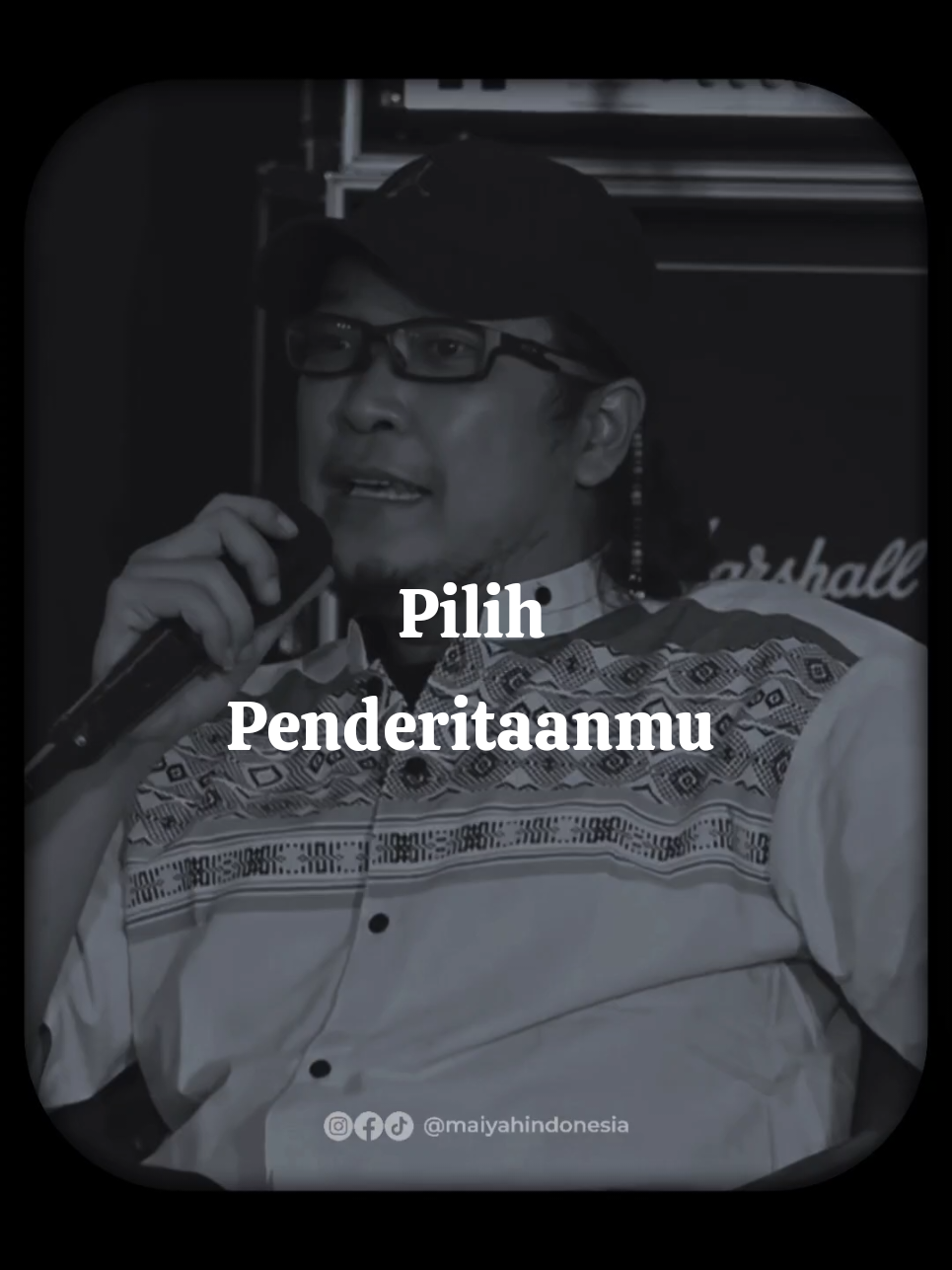 “Hidup ini memang penderitaan—tinggal kamu mau memilih menderita yang bagaimana.” Pada dasarnya kita tidak bisa menghindari susah. Bangun pagi itu susah, bangun siang juga susah. Kerja capek, menganggur lebih capek. Menahan diri melelahkan, melampiaskan juga melelahkan. Semua pilihan ada bebannya. Hidup itu seperti memilih sepatu. Ada sepatu yang keras di awal tapi kuat mengantarmu jauh. Ada yang empuk di awal, tapi cepat rusak dan justru menyakiti kakimu sendiri. Kita hanya perlu memilih: mau sakit yang membangun, atau sakit yang menghancurkan? Di titik ini, kata-kata Sayyidina Ali terasa sangat menampar: “Jika kamu bersabar, takdir tetap berjalan dan kamu mendapat pahala. Jika kamu tidak bersabar, takdir tetap berjalan dan kamu mendapat dosa.” (إذا صبرت جرى عليك القدر و أنت مأجور و إذا جزعت جرى عليك القدر و أنت مأزور) Artinya, beban hidup itu tidak bisa ditawar. Yang bisa kita pilih hanyalah bagaimana cara kita memikulnya. Pahitnya tetap pahit, tapi respon kitalah yang menentukan apakah pahit itu menjadi obat atau racun. Kalau hidup tetap berat, setidaknya pilihlah berat yang membuatmu tumbuh. Bukan berat yang membuatmu runtuh. Video source : Youtube 'Mili Digital Network' ______________________ #sabrangmdp #maiyahindonesia #caknun #diplomatsukses #emhaainunnadjib 