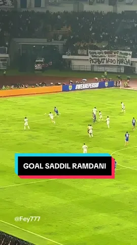 Proses apik dari terjadinya goal ketiga oleh @saddilramdanii jelang peluit panjang dibunyikan. Persib unggul telak 3-1 atas Borneo FC, dan semakin memangkas perbedaan poin klasemen.  Salut untuk perjuangan bobotoh yang hadir di GBLA🔥 #persib #bobotoh #saddilramdani #bandungfootball #gbla 