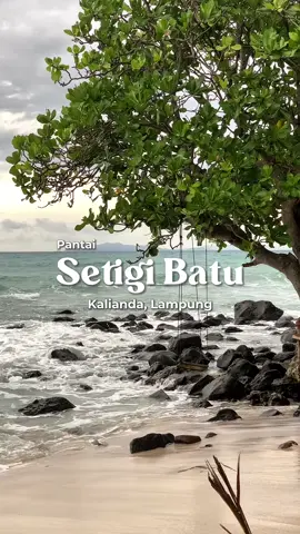-SAVE DULU, GAS NANTI-  Pantai Setigi Batu Kalianda, Lampung Selatan Yow halow gais, dengan arsip liburan lagi ya, di Video kali ini gua akan arsipin ketika liburan ke pantai setigi batu Ini salah satu pantai yang cantik yang ada di kalianda, butuh waktu 2 jam untuk kesini ya dari bandar lampung. Pantai ini masih satu garis pantai dengan pantai setigi heni. Pebedaannya yaitu banyak batu batu hitam dipinggir pantai. Walaupun gitu pantai ini tetep bersih dan cantik kok Tarif masuknya : orang 5rb, motor 10rb dan mobil 20rb. Dan sudah termasuk semua fasilitas yang ada mulai dari kamar mandi dll ya. Pantai iniii asik, emng ga lebar cuman pasir nya bagus, dan view sunset bagus kalau sore, dan yg paling penting ga rame. Cocok banget deb buat kumpul atau ngedate  So, gas lah main kesini ges !!! #setigibatu #wisatalampung #pantailampung #sunsetkalianda #pantaikalianda 