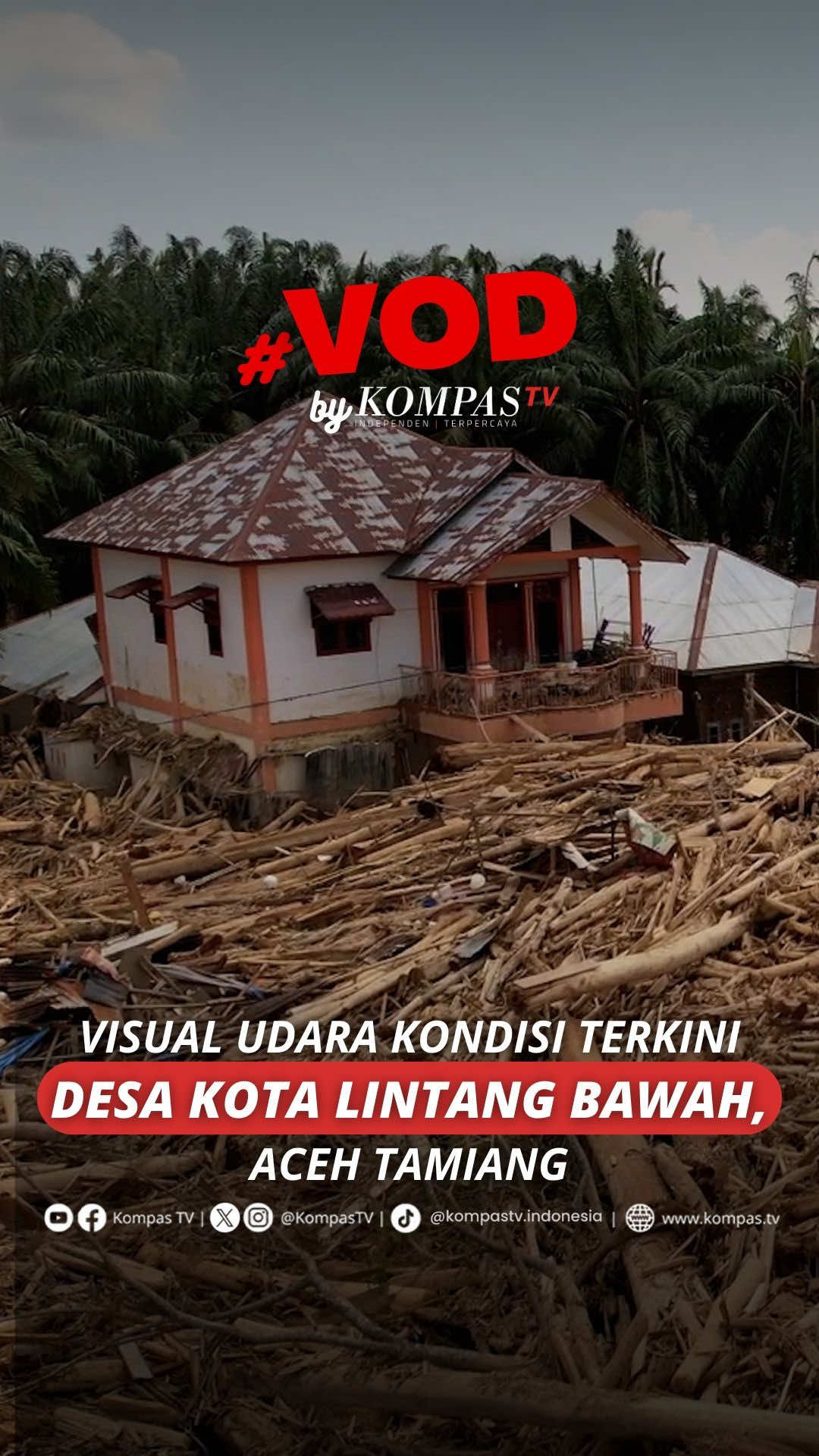 Kabupaten Aceh Tamiang menjadi salah satu wilayah yang mengalami dampak paling parah usai dihantam banjir bandang pada Rabu (26/11) lalu. Hingga Jumat (5/12) malam, wilayah Desa Kota Lintang Bawah, Kecamatan Kuala Simpang, Aceh Tamiang masih belum dialiri listrik setelah banjir bandang melumpuhkan jaringan dan merusak infrastruktur.  Di tengah gelapnya malam, warga hanya mengandalkan cahaya seadanya untuk bertahan. Saat siang (6/12), nampak yang tersisa adalah reruntuhan bangunan, lumpur, hingga tumpukan kayu.  Semoga bantuan segera berdatangan. #VODKompasTV