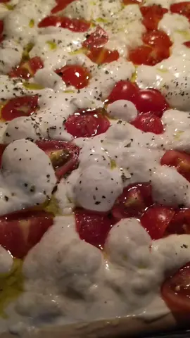 Am reușit să -i vin de hac là aluatul pentru Focaccia.Am amestecat rapid aseară 1 kg de făină cu 800 ml apă călduță și 7 Gr drojdie uscata, plus o lingura Cu miere,la urmă 1 lingură Cu sare ,am obținut un aluat moale.Fara să stau pe gânduri,am acoperit ligheanul Cu Folie alimentara și a stat cuminte până azi la 4 după amiază când am avut eu timp de el.Intre timp crescuse de era tot plin de bule cu aer.L-am pus direct în tavă de la cuptor,pe hârtie de copt.l-am întins cu mâinile umede Cu apă, și am mai uitat de el iar vreo 30 de minute. Apoi am presărat ulei de măsline, câteva linguri, roșii Cherry oregano și sare,el tot bășici făcea , nu mai avea răbdare să îl pun là căldură.Si am încins cuptorul là 220 grade,si dăi nene căldură la aluat,vreo 20 minute, și încă vreo 10 minute là 180 grade.Asta da focaccia, bunătatea de pe lume,#yummyyummy #tiktokfood #focaccia #focacciatutorial 