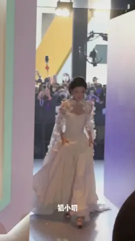 Tui nhìn mà tưởng cô dâu đang tiến vào lễ đường không đó. 06.12.25 Chương Nhược Nam tại Đêm Hội Gào Thét IQIYI 2025. #xuhuong #chuongnhuocnam #zhangruonan 
