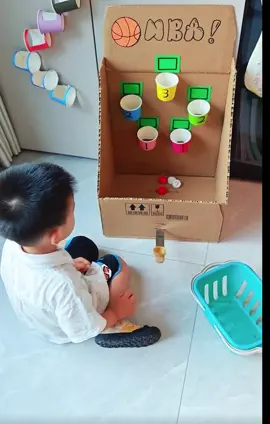 Trò chơi ném bóng vào rổ. Thú vị ba mẹ các cô có thể làm cho các bé của mình nhé. 😘 #mamnon #cogiaomamnon #steam #school #trangtrilophocmamnon 