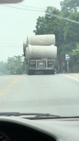 Tự nhiên cái rẽ ra đường gặp ngay cụ rơ mooc mà hết hồn à😭 vừa đi vừa nam mô🙏🏻🙏🏻  