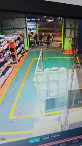 kerja sama tim yg baik 👌 yg paling goyang kepalanya yg paling keberatan kayanya 🤣#pabriksawit #maintenance #CCTV #workshop 