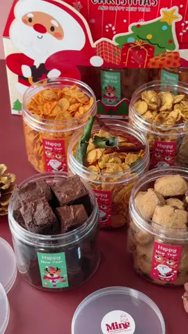ออเดอร์มาได้เรื่อยๆเลยค่า🎄Christmas & New Year Gift Set 🎄พร้อมรับออเดอร์แล้วนะค๊า  สั่งจองกันไว้ได้เลยน้า ของฝาก ของแจกช่วงปีใหม่  🎄มีทั้งหมด 5 เมนูค่าตอนนี้🎄 1. Caramel Corkflake คาราเมลคอนเฟรค หวานหอมเข้มข้นคาราเมล กินเพลินสุด (กระปุกละ 119) 2. Cheese Cornflake ชีสเค้กเฟรค คอนเฟรสรสชีส เค็มมันนัว หอมถูกใจสายชีสแน่นอน (กระปุกละ 109) 3. Tomyam Saab Cornflake ต้มยำแซ่บคอนเฟรค เปรี้ยวเผ็ดแซ่บถูกใจสายแซ่บแน่นอน (กระปุกละ 119) 4. Choc Chip Cookie Cereal คุกกี้ช๊อคชิพซีเรียล คุกกี้เนื้อกรุบกรอบหอมเนยมากๆ เราใช้เทคนิคทำให้เนยหอมพุ่งแบบสุดๆ เลือกใช้ Pure Butter 82% และสอดแทรกด้วยช๊อคชิพเข้มๆ ทำให้คุกกี้รสนี้อร่อยแบบลงตัวมากๆ จะทานเปล่าๆก้อฟิน จะทานกับกาแฟก้อได้ จะทานคู่นมก้อเพลิน (กระปุกละ 159) 5. Brownie Cube บราวนี่ชิ้นพอดีคำ สูตรในตำนาน เข้มข้ม หอมช๊อคสุดๆ หวานกำลังดี เนื้อฉ่ำไม่แห้งฝืดคอ คนรักบราวนี่ต้องเลิฟ (กระปุกละ 159) 🎈มีกล่องให้เลือก 3 ขนาดค่า ลาย Christmas น่ารักสุดๆ มีจำนวนจำกัดค่า  ทุกกระปุกใส่กล่องน่ารักๆChristmas ให้ค่า กล่องมาให้เลือก 3 ขนาด 1,2,3 กระปุกค่า จัดเซท มิกซ์รสชาตได้หมดนะค๊า 🎈ทำตามออเดอร์ที่สั่งจองและชำระค่าขนมไว้เท่านั้นค่า  ขนมอบใหม่ทุกออเดอร์ เพื่อความสดใหม่ให้ทุกท่านได้ทาน ส่งได้ทั่วไทยนะค๊า สั่งจองใน Inbox หรือ Line : @minekanomcake 