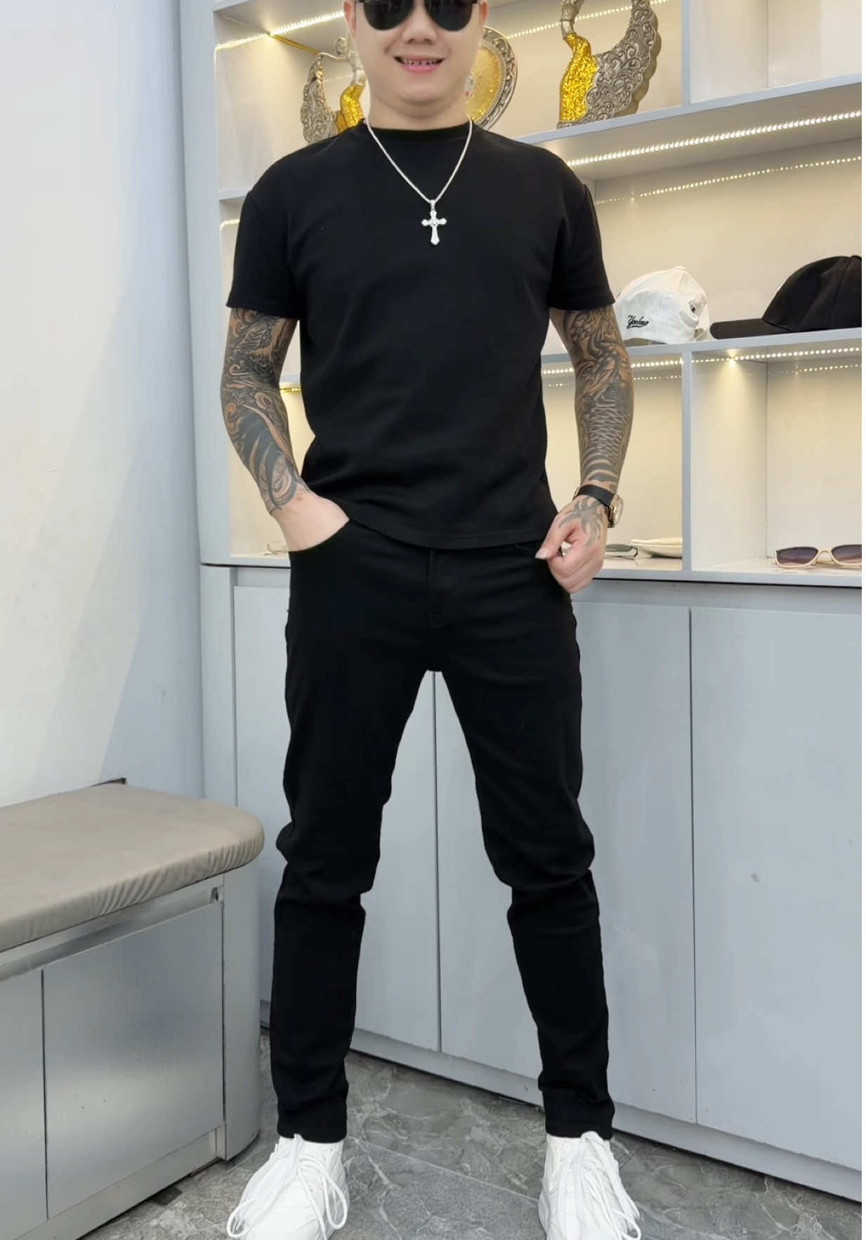 Phong cách ống côn đen đơn giản bao năm vẫn phong cách ae nhỉ. 