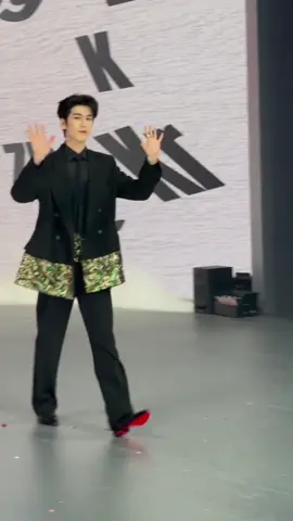 Chồng iu Trương Lăng Hách đã có mặt trên thảm đỏ của đêm hội gào thét! 😍 ĐÊM HỘI GÀO THÉT IQIYI [2025.12.06] #truonglanghach #zhanglinghe #张凌赫 #demhoigaothetiqiyi2025 #xuhuong 