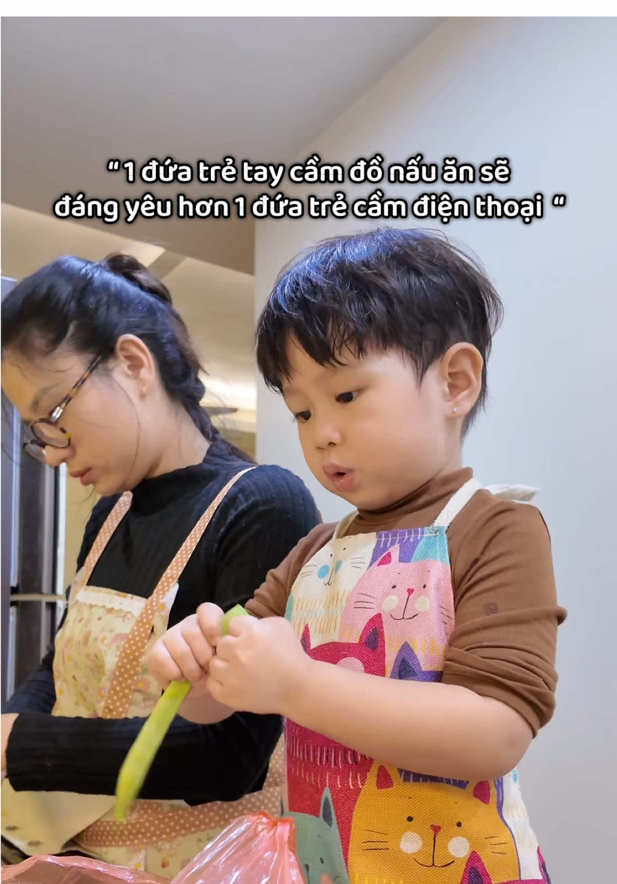 Có rất nhiều cách để giữ đứa trẻ bận rộn để mình làm việc , không nhất thiết phải là tivi, điện thoại.. và đây là cách mình áp dụng ☝🏻#giadinhemcua #montessoriathome #MomsofTikTok #montessori #momlife #foryou 