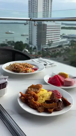 Nginap+sarapan sambil menikmati pemandangan kota Batam 😉                                        #batamview #hotelsantikabatam #staycation #happyweekend #fyp 
